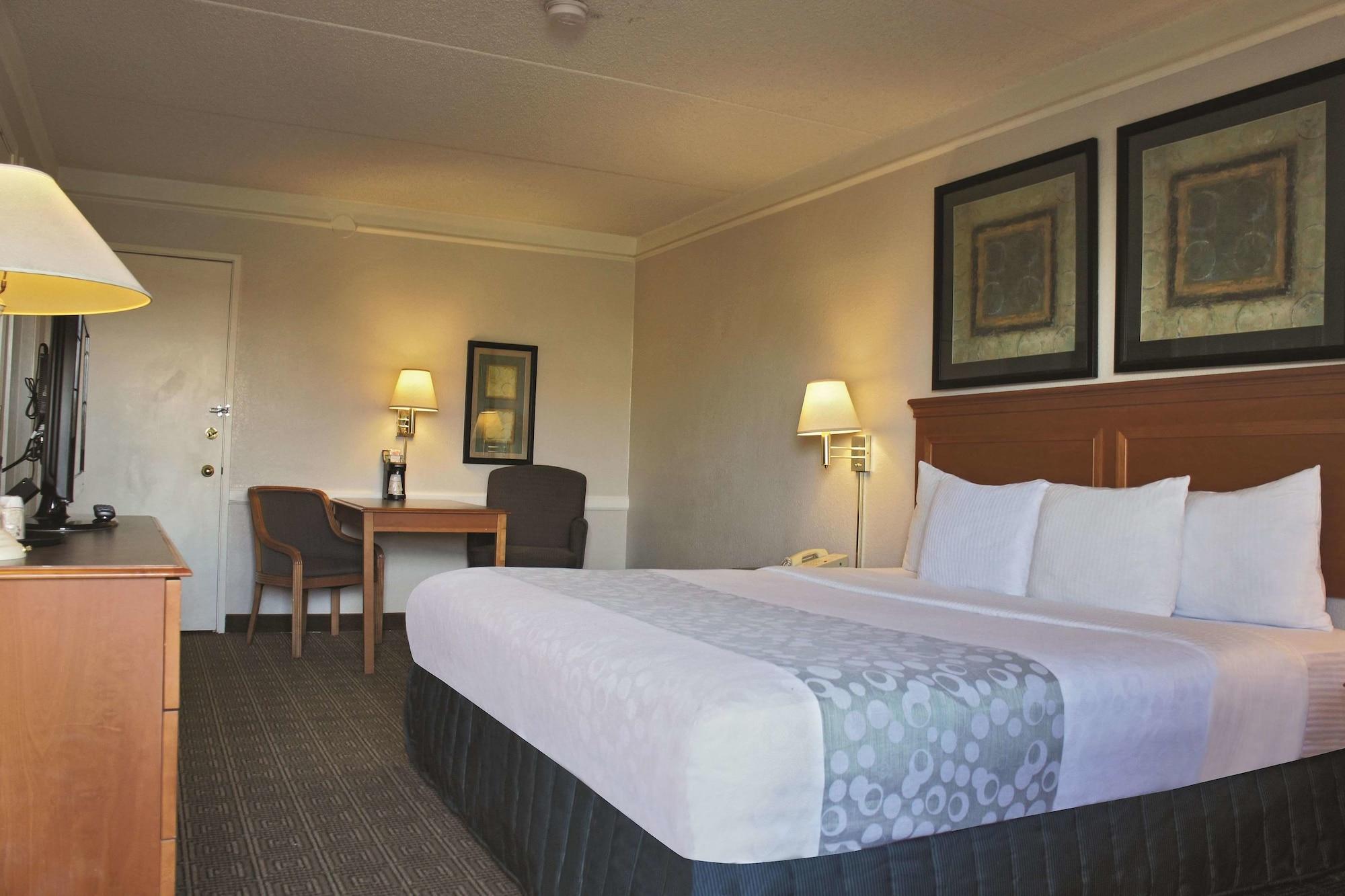 Hotel La Quinta By Wyndham Airport 3*