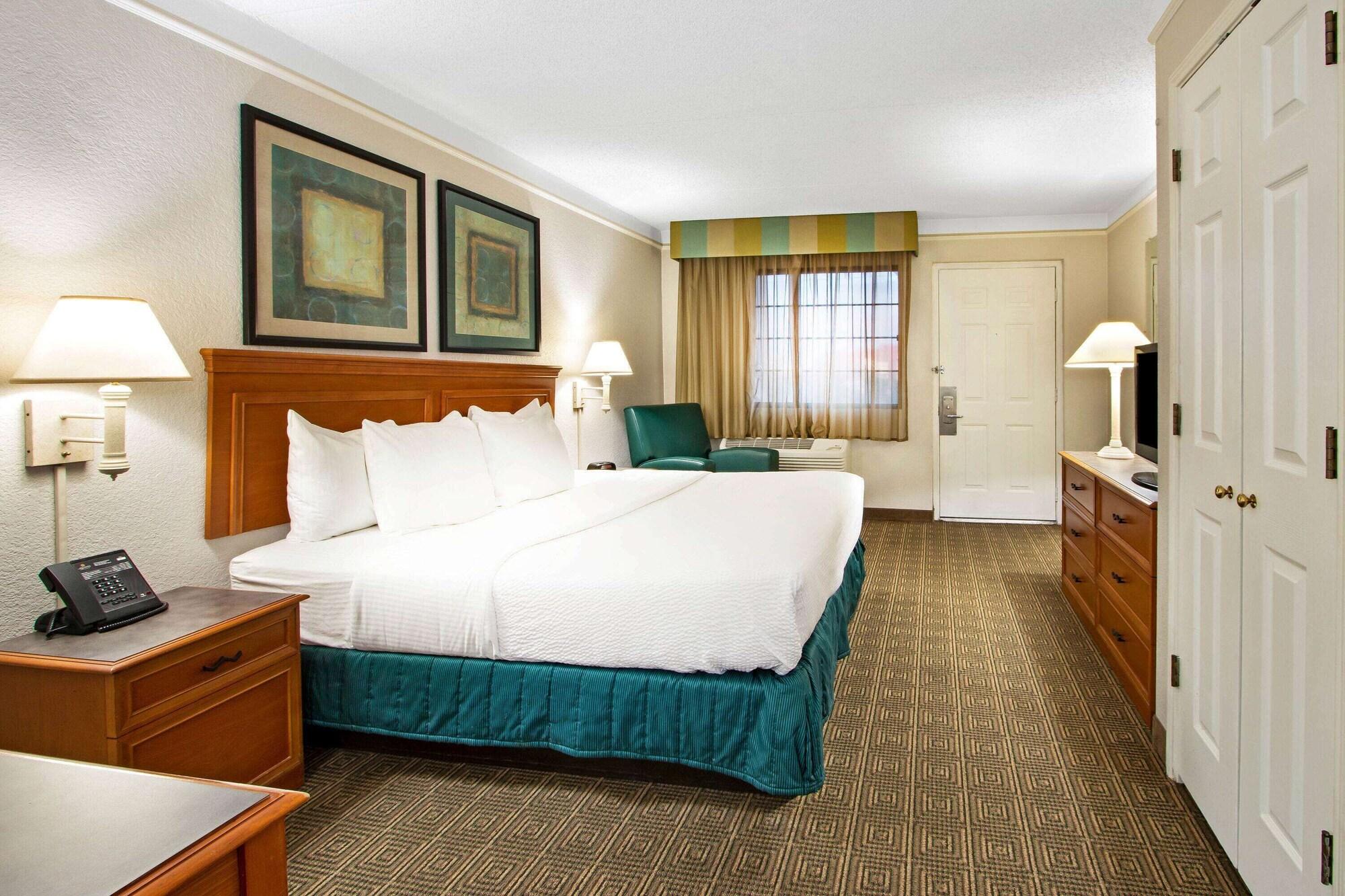 Hotel La Quinta By Wyndham Airport 3*