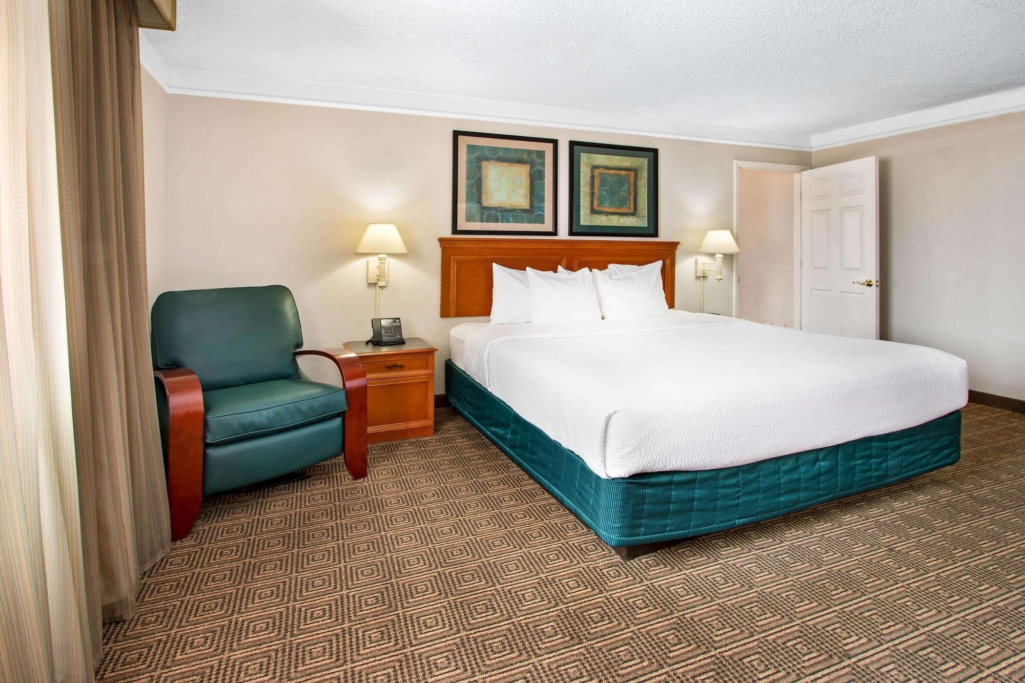 La Quinta By Wyndham Airport Hotel 3*