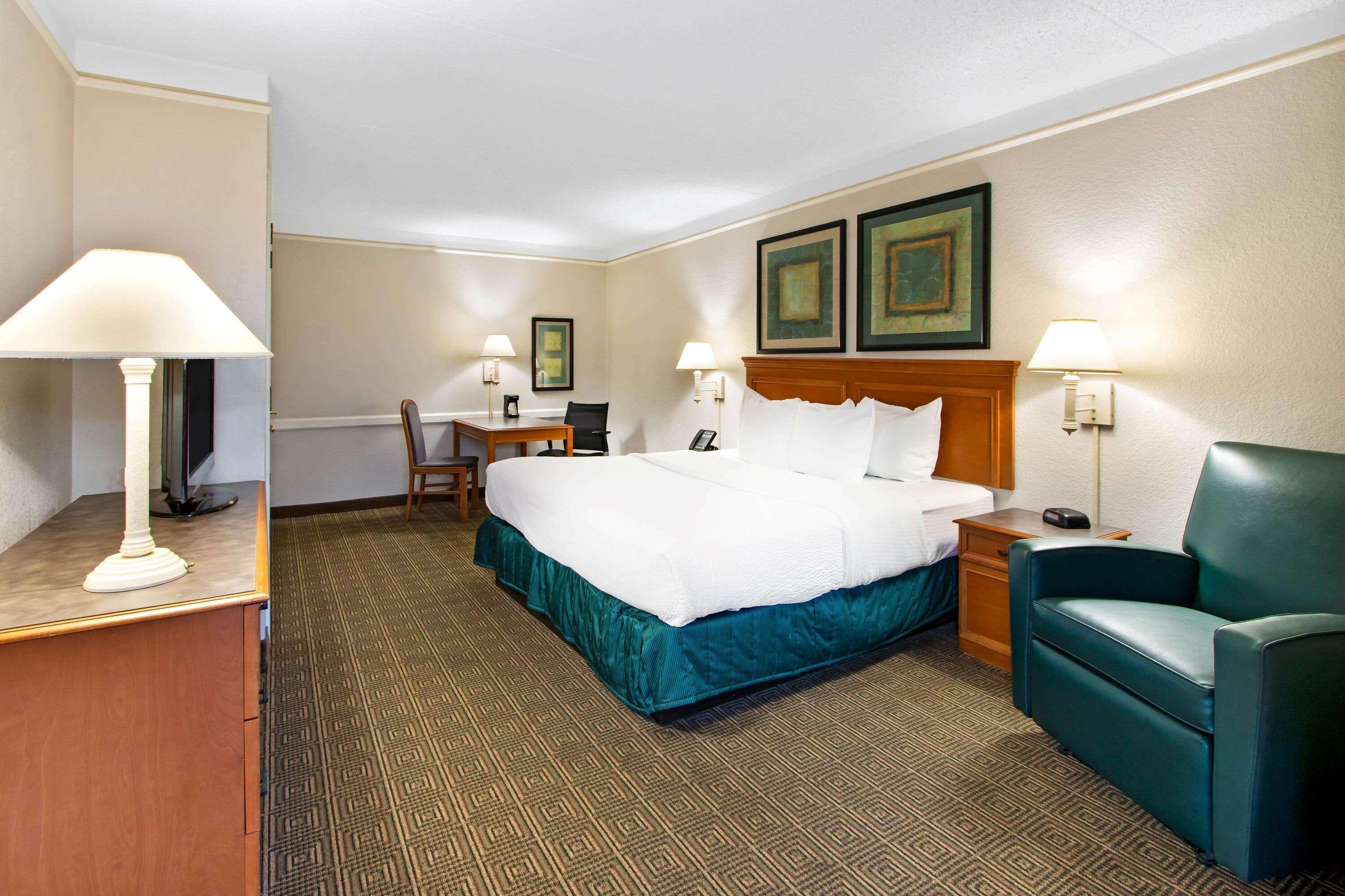 La Quinta By Wyndham Airport Hotel